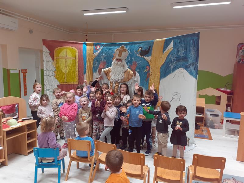 Bubamare i Leptirići uživali u predstavi: „Dobri svi smo bili, čekamo te sveče mili“