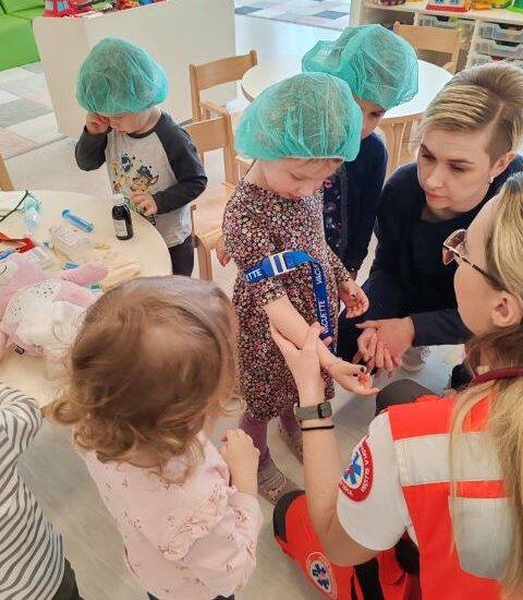 Simbolička igra liječnika u Makićima