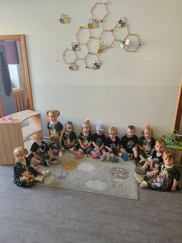 Pčelice pod svjetlima pozornice