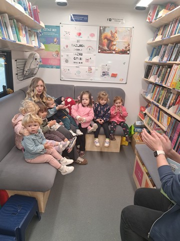Mali Lavići prvi put u bibliobusu